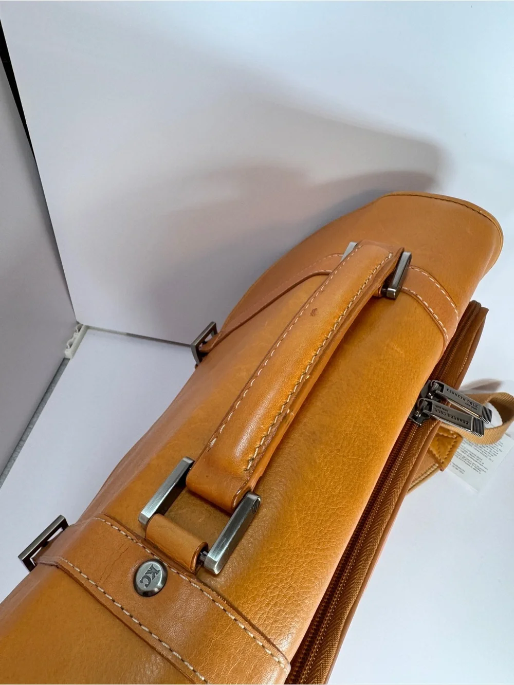 Great condition Kenneth Cole Colombian Leather Messenger Briefcase Portfolio Bag